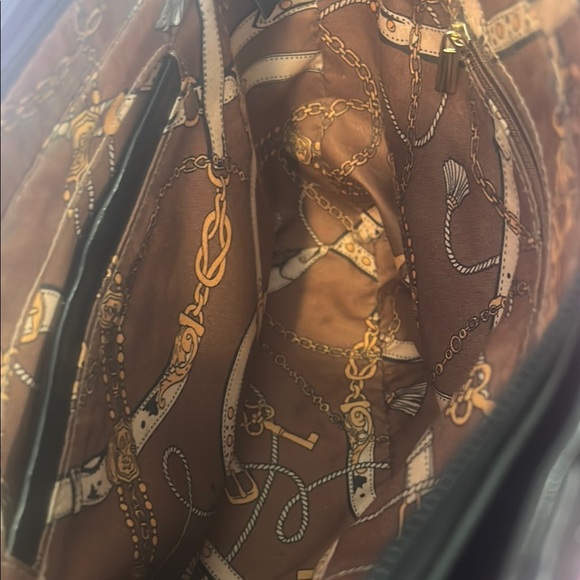 Structured Black Handbag / Shoulder Bag with Versatile Design - Picture 6 of 11